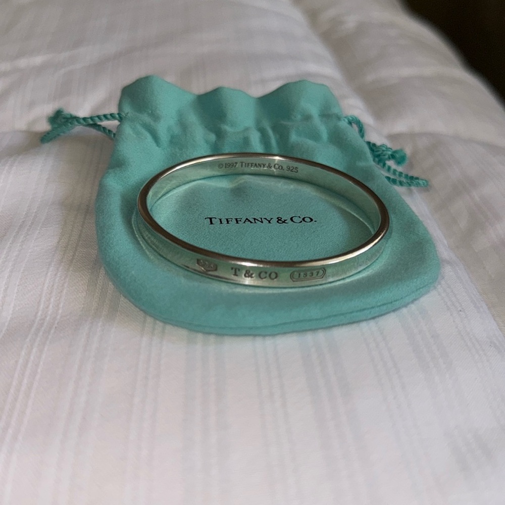 Small Tiffany & Co 1837 Oval Bangle Bracelet in Sterling Silver.